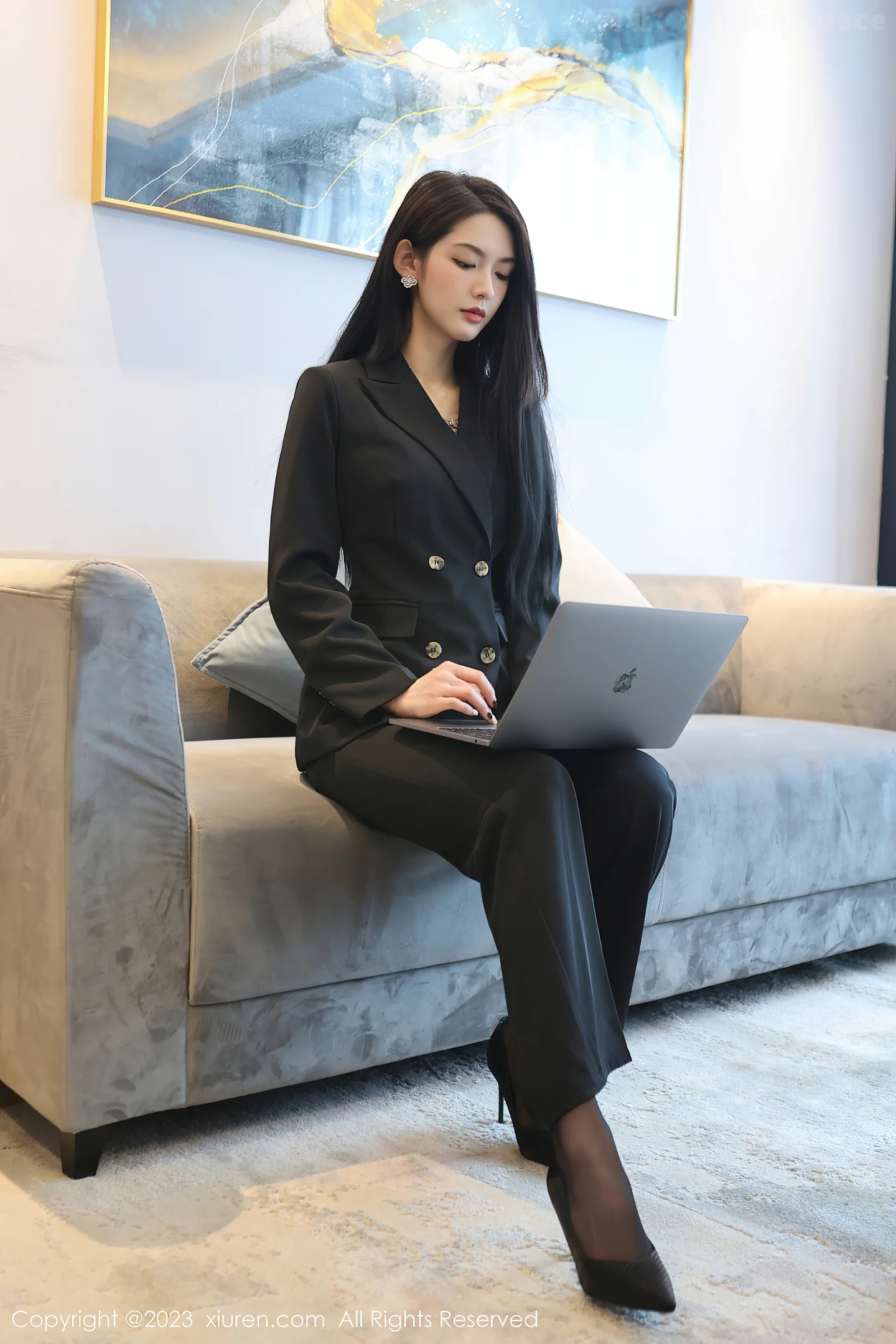 图片[2]-[XiuRen秀人网]2023.04.14 VOL.6576 乔一一 黑色OL制服与粉色蕾丝内衣加黑丝美腿性感私房写真集-秀人网官方网站